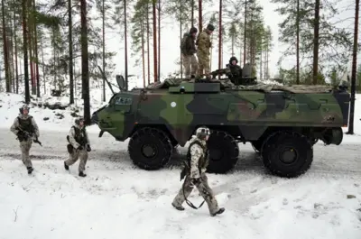 Британ жана Финляндия аскерлери Каяани шаарынын жанында машыгууда, 2025-жылдын декабрь айы.