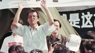 天安門廣場上劉曉波揮舞雙臂與學生對話（1989年）