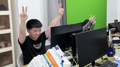 周先生每天「付費上班」，卻覺得很開心