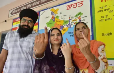 ਲੋਕ ਸਭਾ ਚੋਣਾਂ ਦੌਰਾਨ 1 ਜੂਨ 2024 ਨੂੰ ਅੰਮ੍ਰਿਤਸਰ ਵਿੱਚ ਵੋਟ ਪਾਉਣ ਬਾਅਦ ਸਿਆਹੀ ਦਾ ਨਿਸ਼ਾਨ ਦਿਖਾਉਂਦੇ ਵੋਟਰ।
