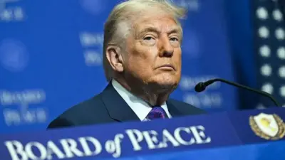 چهره دونالد ترامپ پشت میکروفون