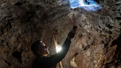 د ۲۰۲۴ کال د اکټوبر پر ۶مه، په نیشاپور کې د فیروزې د یوه کان کارګر د کان پر دیوال رڼا اچوي.