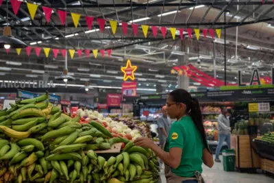 Trabalhadora de supermercado na Colômbia arruma bananas 