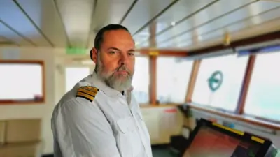 kapetan broda Srđan Janković na kontrolnom mostu