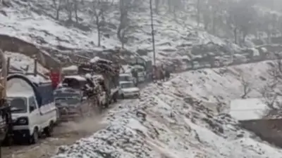 تصویر کاروانی از موترهای مهاجران که در حال خارج شدن ازدره تیرا هستند