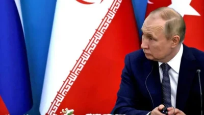 ولادیمیر پوتین که پشت سرش پرچم ایران است