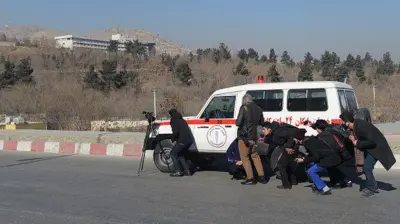 خبرنگاران افغان در دروان جمهوریت در حال پوشش حمله به هتل انترکانتیننتال کابل در جنوری ۲۰۱۸