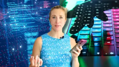 Sasha Luccioni segurando um telefone. Atrás dela está um teclado de computador