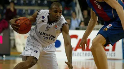 Frederik Haus u belom dresu, prodire pored košarkaša španske Barselone