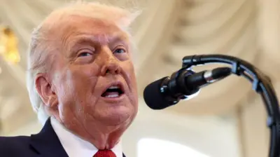 マイクに向かって話すトランプ氏