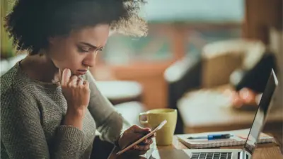 فردی در حال کار با موبایل