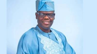 Oriyomi Hamzat wọ agbada wọ agbada ati fila buluu