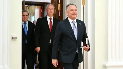 Юрий Ушаков, Кирилл Дмитриев и Стив Уиткофф заходят в зал в Кремле