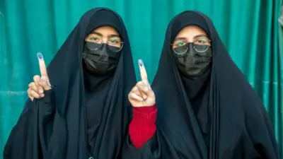 İran seçimlerinde oy veren kadınlar parmaklarını gösteriyor