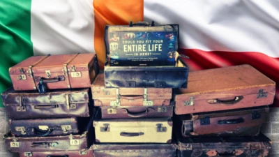 Валізи з написом "Як вмістити все життя сюди?" на тлі ірландського та польського прапорів
