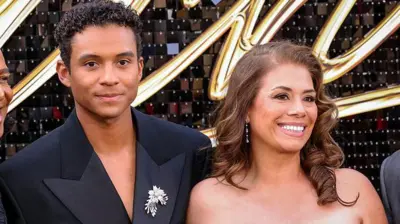 Jaafar Jackson junto a su madre Alejandra.