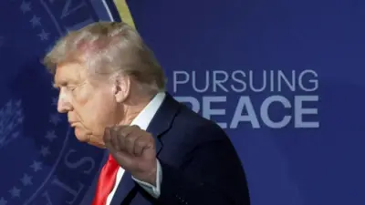 Дональд Трамп залишає залу після спільної пресконференції з Путіним