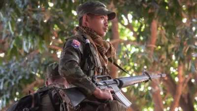 Seorang anggota kelompok milisi  KNLA bersiap bertempur melawan militer Myanmar. KNLA adalah bagian Karen National Union (Persatuan Nasional Karen), salah satu kelompok etnis yang menentang militer Myanmar. 