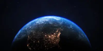 Ifoto igaragaza igice cyo hejuru cy'isi cyafotorewe mu isanzure, bumwe mu butaka bugaragazwa n'urumuri rw'amashanyarazi. 