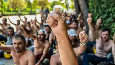 22 Ağustos'ta Ankara'da oturma eylemi yapan madencilerin havaya kaldırdığı yumrukları görülüyor. 