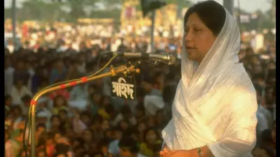 خالده ضیا در حال سخنرانی در یک گردهمایی انتخاباتی در سال ۱۹۹۱