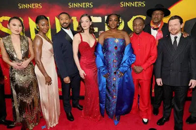 (Soldan sağa) Li Jun Li, Jayme Lawson, Michael B. Jordan, Hailee Steinfeld, Wunmi Mosaku, Miles Caton, Delroy Lindo ve Jack O'Connell, 3 Nisan 2025'te New York'taki AMC Lincoln Square Tiyatrosu'nda düzenlenen Warner Bros Pictures yapımı "Sinners" filminin New York galasına katılirken.
