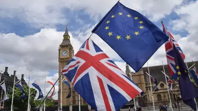A brit zászló és az Európai Unió zászlaja a londoni Big Ben előtt.