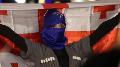 Танцовщица на проевропейском протесте в Тбилиси с флагом Грузии. 21 декабря 2024 года 