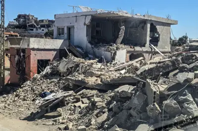 Casa em meio aos destroços