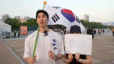 태극기를 든 남성