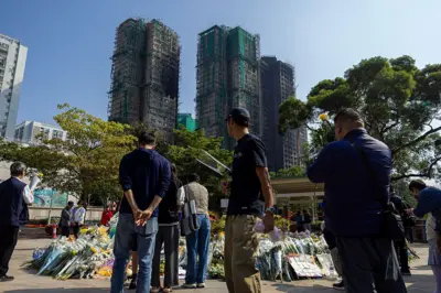 在宏福苑前的公园，一些市民正在献花。