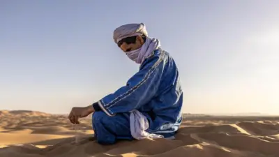 Wani mutum a Hamadar Sahara da ke Afirka