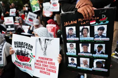 Para aktivis memegang poster saat unjuk rasa sebagai bentuk solidaritas terhadap warga Palestina dan warga negara Indonesia yang ditangkap di atas kapal Global Sumud Flotilla