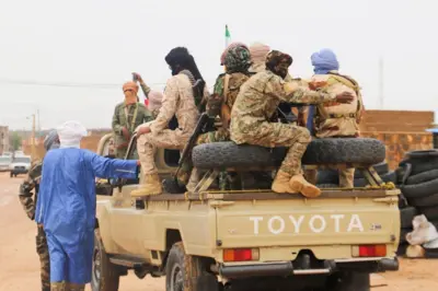 Des combattants de la Coordination des mouvements de l'Azawad (CMA) patrouillent dans la ville lors du Congrès pour la fusion des mouvements à Kidal, le 28 août 2022.