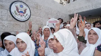 فلسطينيات يرفعن علامة النصر ويغنين أغاني وطنية عند القنصلية الأمريكية في القدس، بعد تسليم رسائل احتجاجية على السياسة الإسرائيلية تجاه السجناء الفلسطينيين في 8 أكتوبر/تشرين الأول 1992