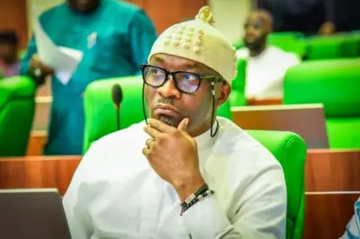 Benjamin Kalu ní ilé aṣojúṣòfin, ó wọ fìlà, ó ń wo ẹ̀gbẹ́ kan