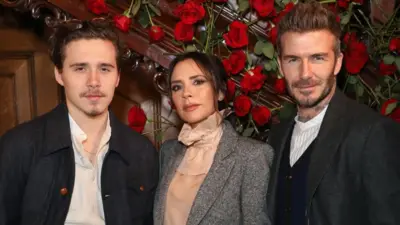 Brooklyn, Victoria e David Beckham participam da apresentação da Kent & Curwen durante a London Fashion Week Men's, em janeiro de 2019, no Two Temple Place, em Londres, Inglaterra