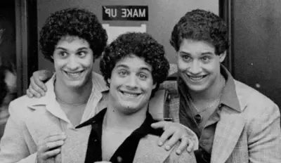 Robert Shafran (à esq.), Eddy Galland (meio) e David Kellman se preparando para aparecer no programa de TV 'Today Show' do canal americano NBC em setembro de 1980