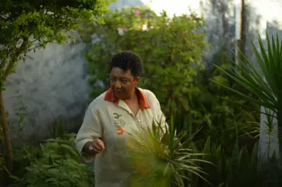Rosana Paulino no jardim de sua casa, em Pirituba, São Paulo 