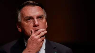 Jair Bolsonaro, um homem branco e idoso,  contra um fundo preto