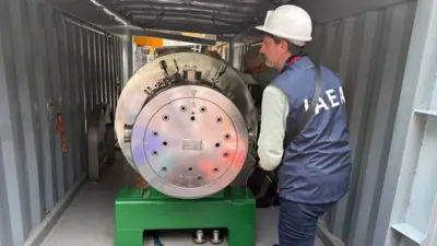 Un técnico del Organismo Internacional de Energía Atómica supervisa el envío del uranio desde Venezuela.