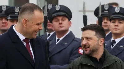 Dwóch mężczyzn śmieje się do siebie, podczas gdy żołnierze stoją na baczność za nimi