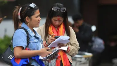वैदेशिक रोजगारीमा जान लागेका दुई महिला राहदानी र कागजपत्र हातमा लिएर त्रिभुवन विमानस्थल क्षेत्रमा