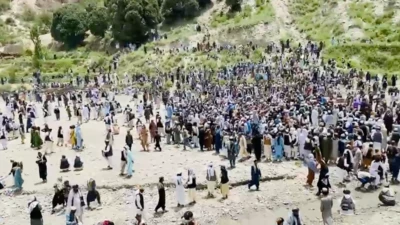 حضور مردم در مراسم خاکسپاری کشته شدگان حمله هوایی پاکستان