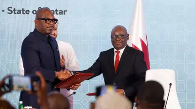 Sambu Sita Mambu (ibumoso) intumwa ya leta ya Kinshasa na Benjamin Mbonimpa (iburyo) intumwa ya M23 bahana ibiganza nyuma y’uko impande zombi zumvikanye ku masezerano yo guhagarika iminorwa muri Nyakana(7) 2025 i Doha