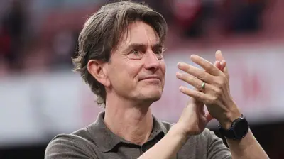 Thomas Frank claps