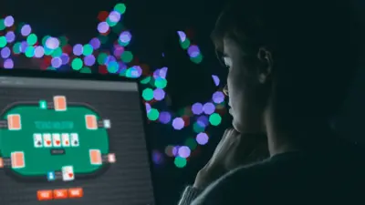 Çevrimiçi poker oynarken ekrana bakan bir kadın