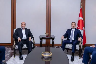 Hamas'ın siyasi liderliğine seçilen Halil el-Yahya ve Dışişleri Bakanı Fidan yanyana koltuklarda oturuyor. Fidan'ın arkasında 