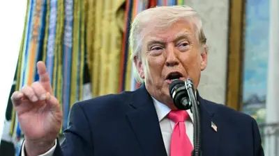 O presidente dos EUA, Donald Trump, fala ao microfone no Salão Oval. Foto de 24 de março de 2026.