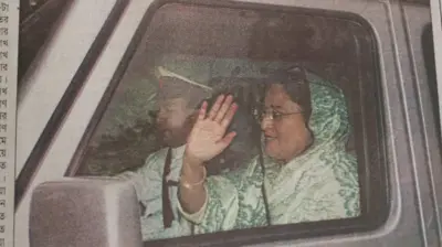 ২০০১ সালে গণভবন ছেড়ে যাবার সময় শেখ হাসিনা। 
